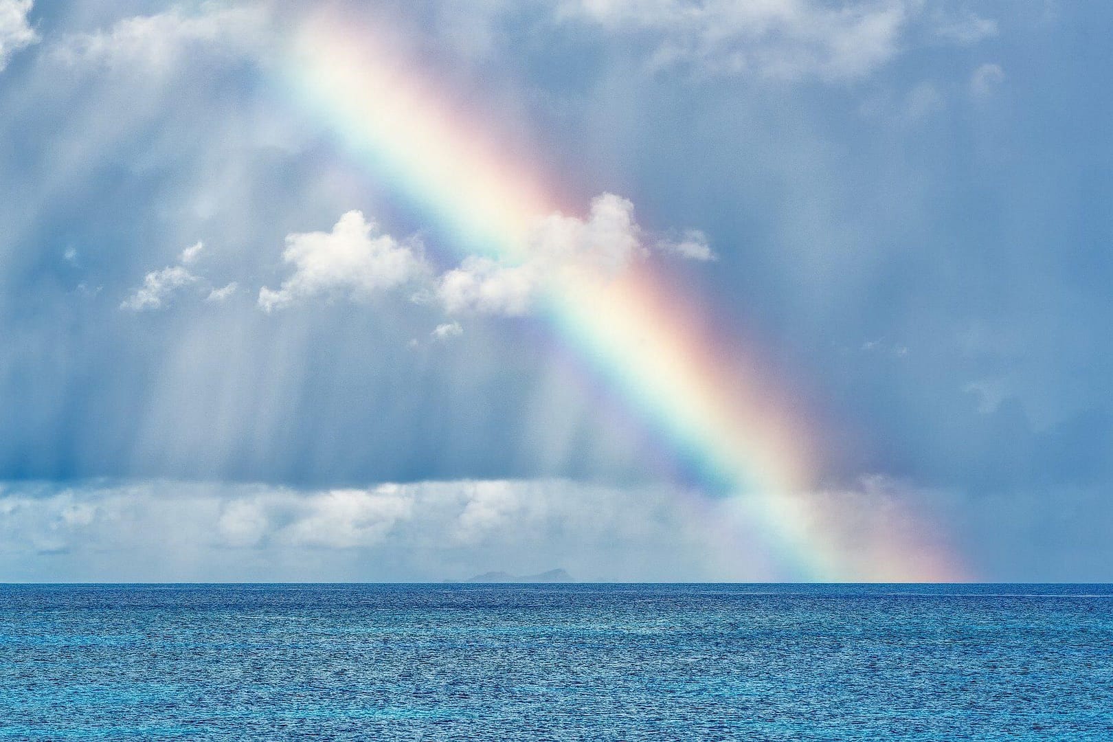 Zee en regenboog